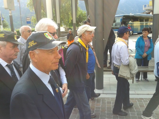 la sfilata dei soccorritori per le vie di Longarone07.jpg